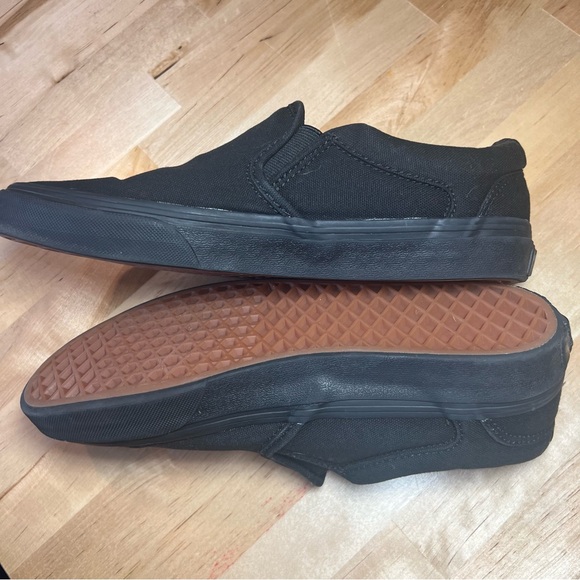 SOLD Vans Classic Tennis Shoes - Picture 4 of 9